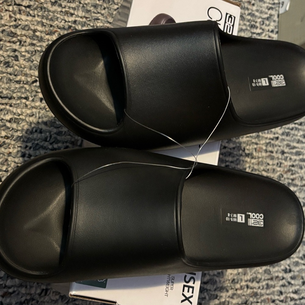 Cushion Black Slide Sandals size L (women’s 9-10 or men’s 7-8) New in Box